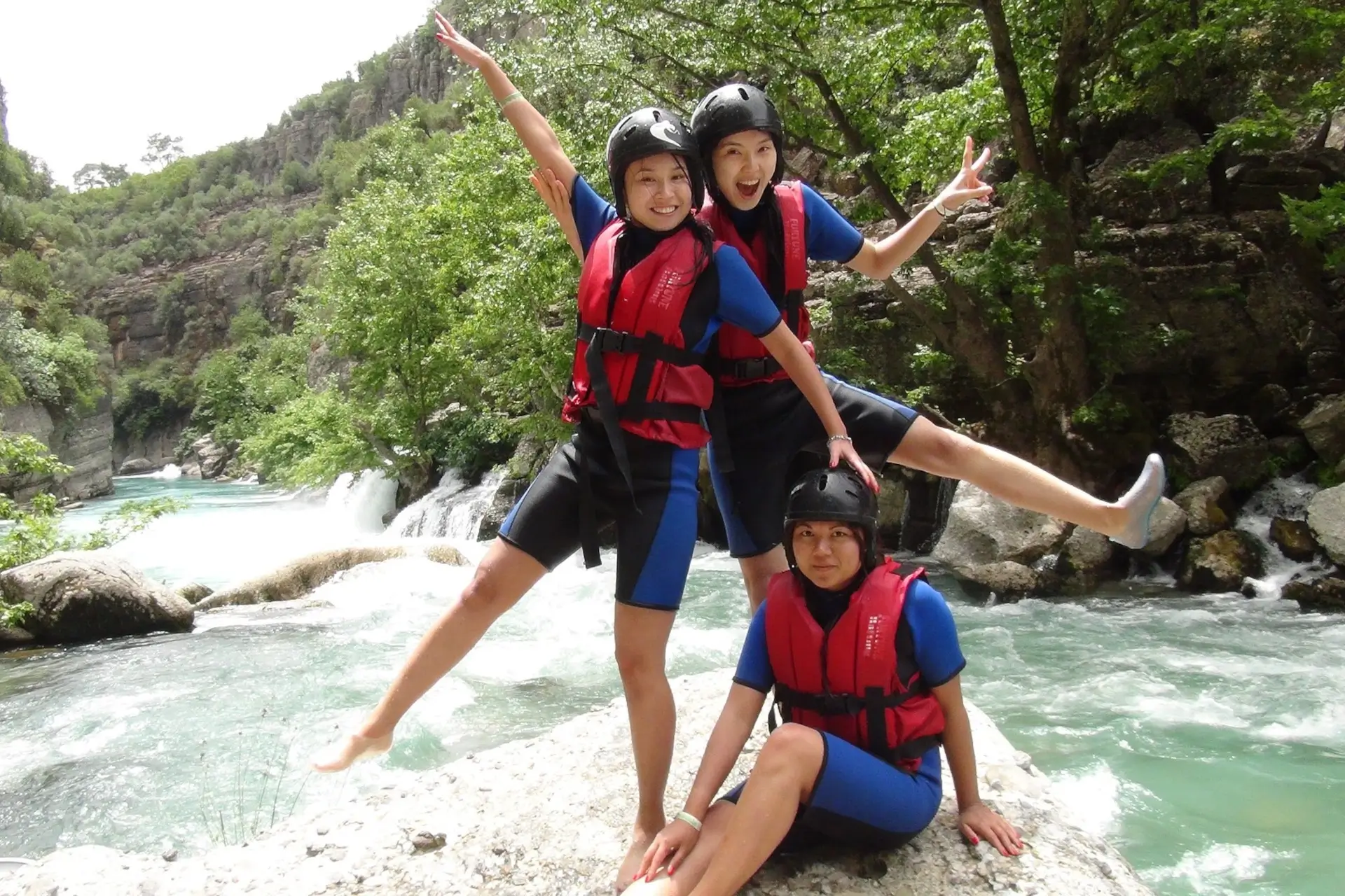 Rafting a kajakarstwo - czym się różnią i co wybrać Rafting a kajakarstwo - czym się różnią i co wybrać